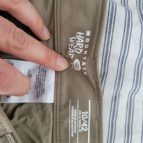 Mountain Hardware hiking shorts - Picture 4 of 4